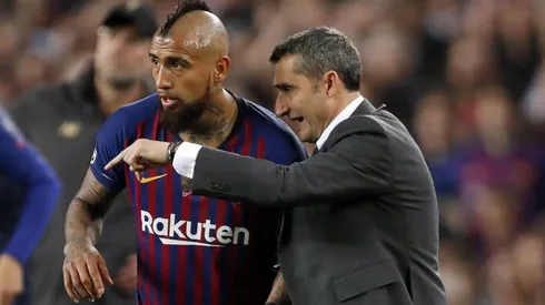 Arturo Vidal con Ernesto Valverde en la ida ante Liverpool.