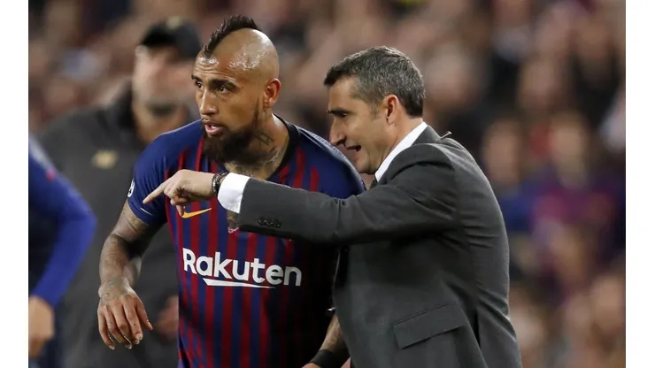Arturo Vidal con Ernesto Valverde en la ida ante Liverpool.