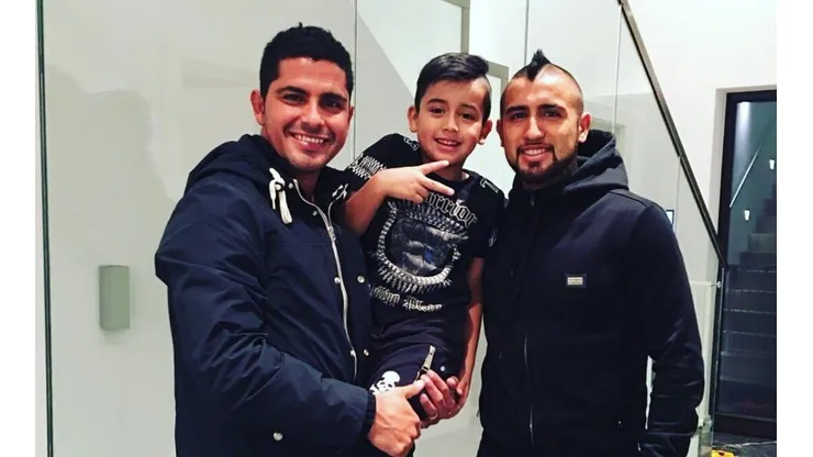 Miguel Riffo visitando a Arturo Vidal