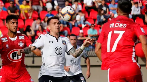 Mouche disputa un balón en el áspero partido de Colo Colo con La Calera.
