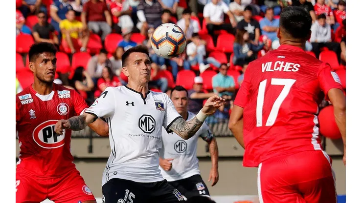 Mouche disputa un balón en el áspero partido de Colo Colo con La Calera.