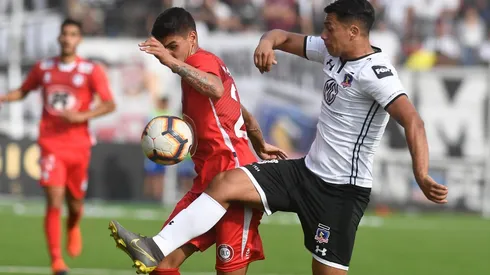 Iván Morales disputa un balón ante La Calera.