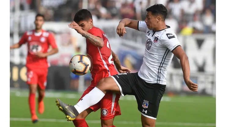 Iván Morales disputa un balón ante La Calera.