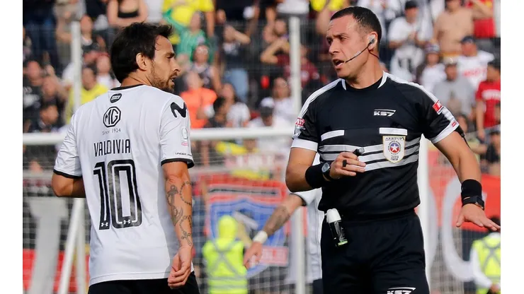 Mario Salas: "Valdivia recibe amarilla, pero los que le hacen faltas no"