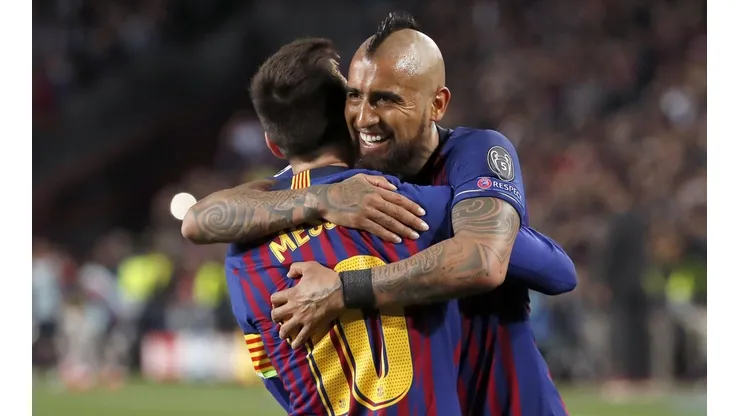 Vidal abraza a Messi. El King y la Pulga se llevan bien en Barcelona.