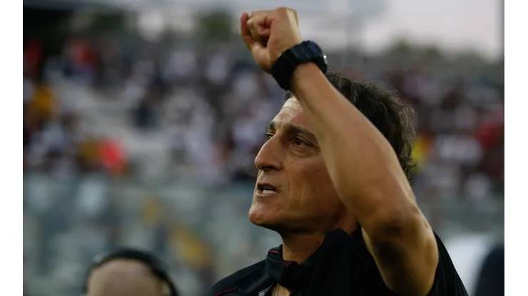 Mario Salas levanta la mirada hacia el futuro.