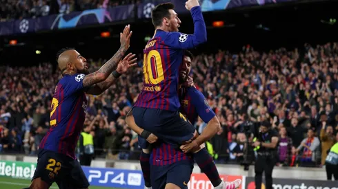 Arturo Vidal celebra con Luis Suárez y Lionel Messi.
