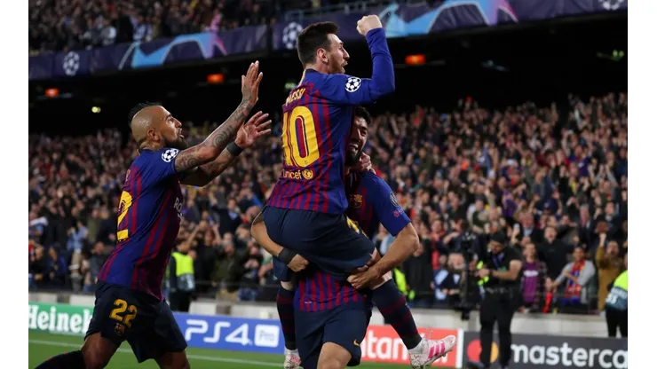Arturo Vidal celebra con Luis Suárez y Lionel Messi.