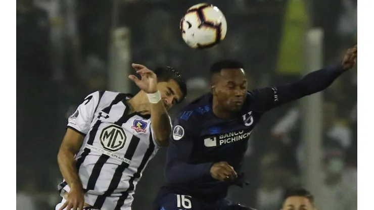 Julio Barroso disputando un balón en la Sudamericana.