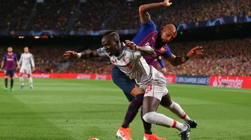 Arturo Vidal ante Sadio Mané. El King no dejó respirar a nadie.