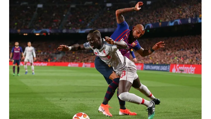 Arturo Vidal ante Sadio Mané. El King no dejó respirar a nadie.