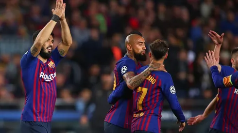 Vidal se abraza con sus compañeros.