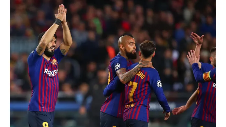Vidal se abraza con sus compañeros.