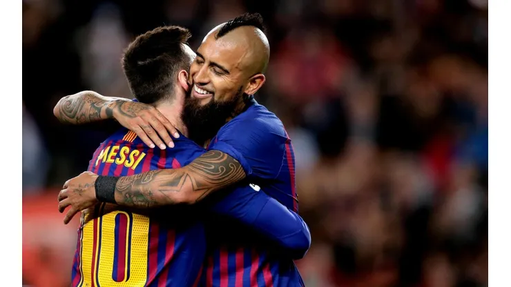 Arturo Vidal va del arranque ante el Liverpool.