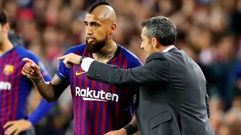 Valverde le da instrucciones a un Vidal que le respondió con todo.