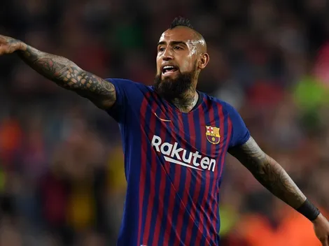 FORMACIÓN | ¡King titular! Arturo Vidal toma camiseta en el Barcelona