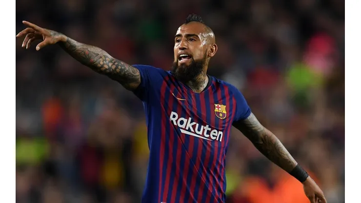Arturo Vidal toma camiseta en la Champions.
