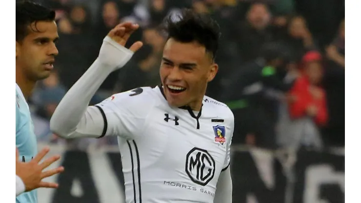 Gabi Suazo sonriendo con la camiseta que ama, como esperamos verlo pronto.
