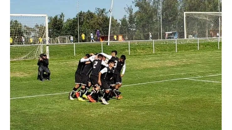 La sub 17 celebrando su gol ante la UC