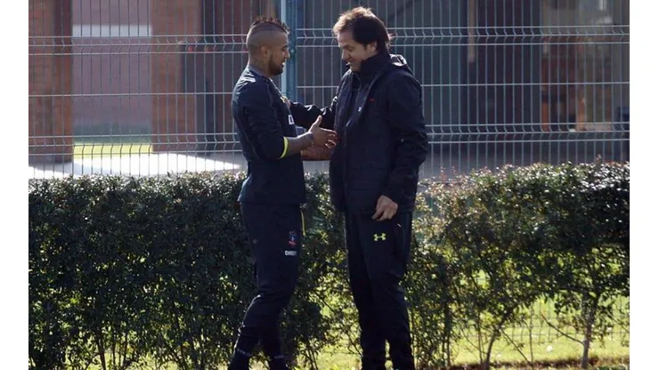 Arturo Vidal con Hugo González en el Monumental.