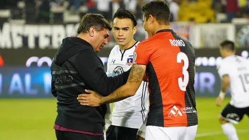 Romo conversa con Suazo y Wilson Ferrada. Poco después, los tres estarían envueltos en un momento delicado