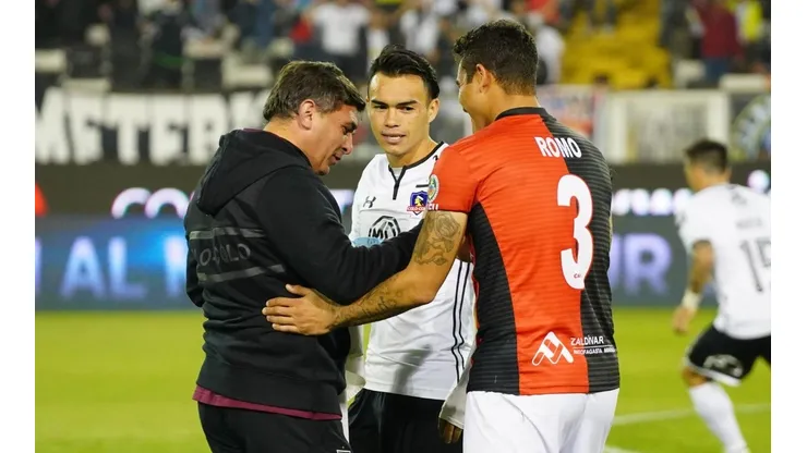Romo conversa con Suazo y Wilson Ferrada. Poco después, los tres estarían envueltos en un momento delicado
