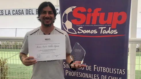 Jaime Valdés luciendo su nuevo título