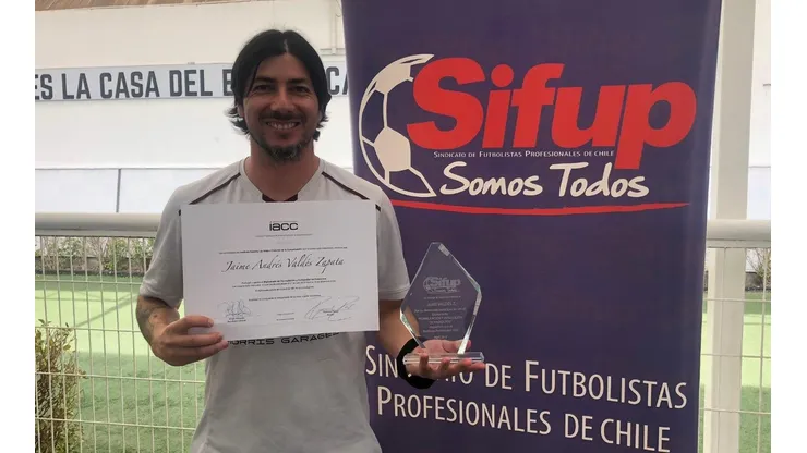 Jaime Valdés luciendo su nuevo título
