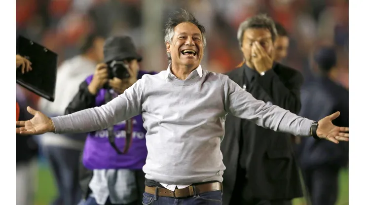 Ariel Holan celebra con Independiente.