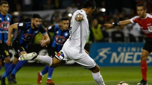 Esteban Paredes convirtió de penal para los albos