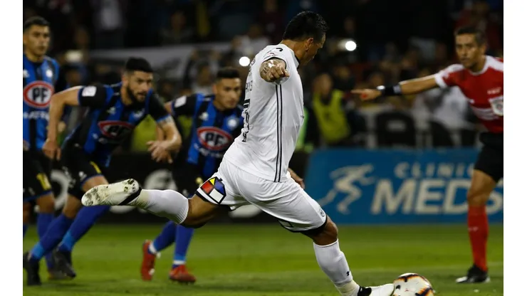 Esteban Paredes convirtió de penal para los albos