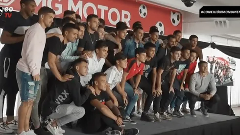 El plantel se fotografió con cinco integrantes de la sub 17
