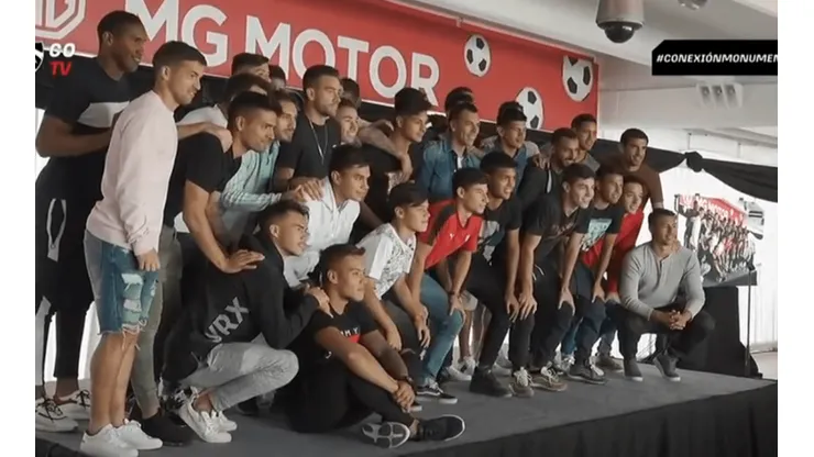 El plantel se fotografió con cinco integrantes de la sub 17