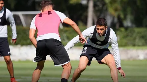 Carlos Carmona marca en la práctica de hoy.