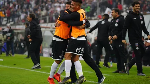 Los jugadores que estaban en la banca se abrazaron