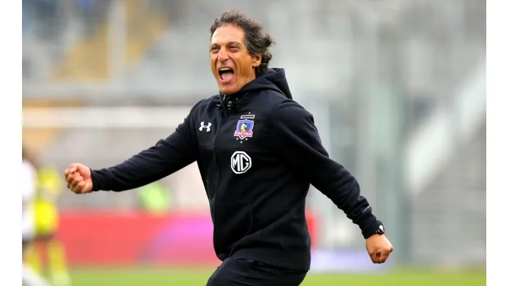 Mario Salas vuelto loco al terminar el partido.