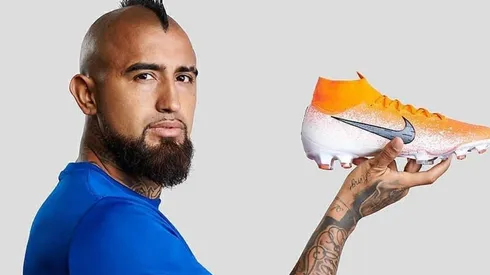 Vidal posando con una polera igual a la de Boca.