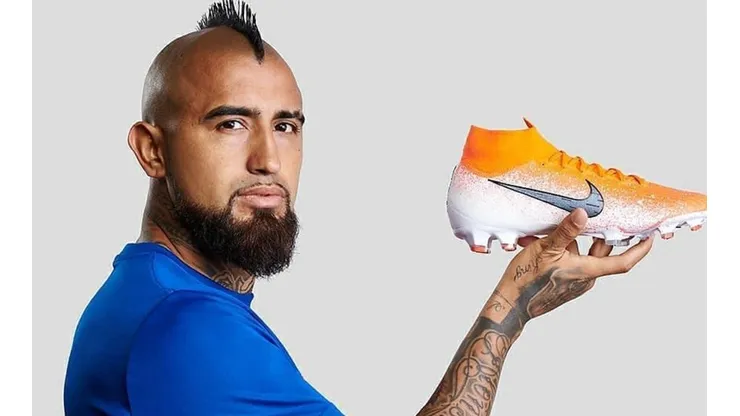 Vidal posando con una polera igual a la de Boca.