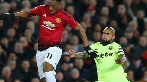 Vidal pelea un balón con Martial.