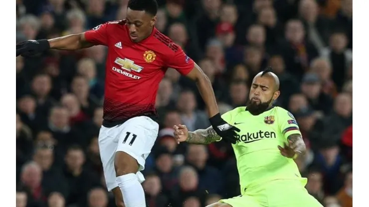 Vidal pelea un balón con Martial.