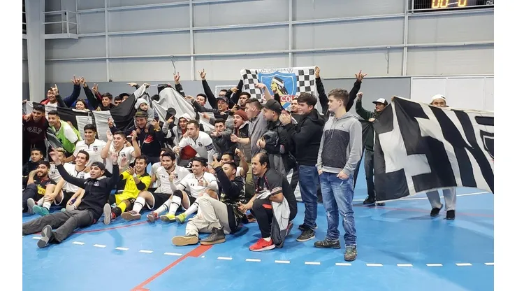 Los jugadores de futsal celebrando junto a los hinchas que llegaron a Quilicura