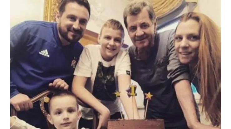 Mirko Jozic celebrando con su familia