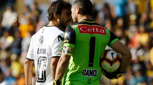 Jorge Valdivia en un entrevero con Matías Cano.