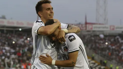 Mouche celebra con Opazo uno de sus goles en Colo Colo.