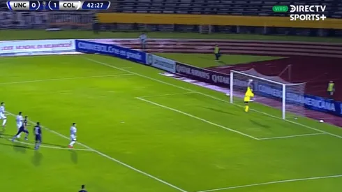 Brayan Cortés fue arriba para evitar el gol