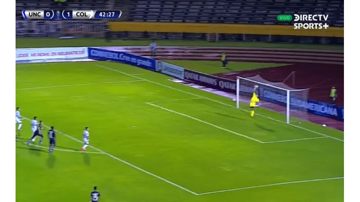 Brayan Cortés fue arriba para evitar el gol