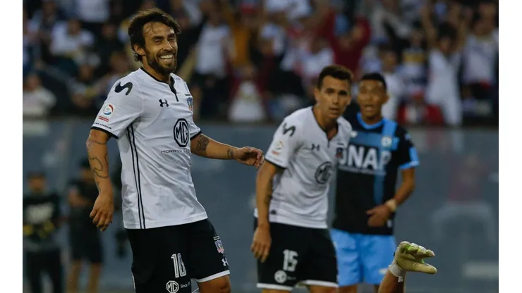 Mouche observa a Valdivia durante el partido con Deportes Iquique.
