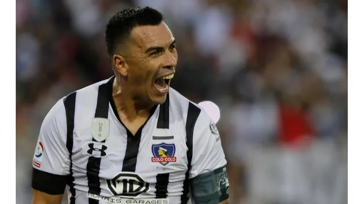 Paredes luciendo la camiseta rayada.