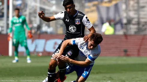 Williams Alarcón defiende un balón ante la UC.