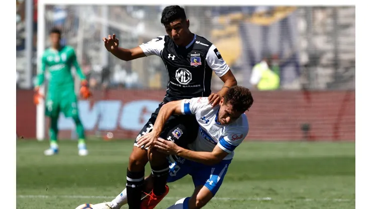 Williams Alarcón defiende un balón ante la UC.